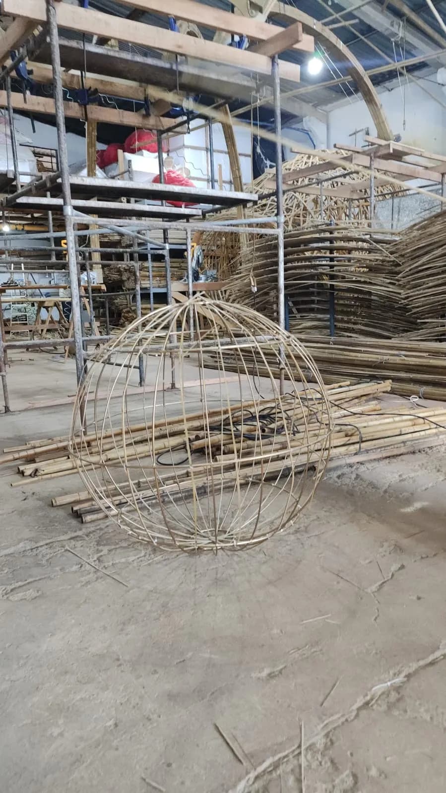 Estrutura e trama da Luminária Ninho em bambu — Luminária Ninho — Studio Objeto / Arthur Casas.