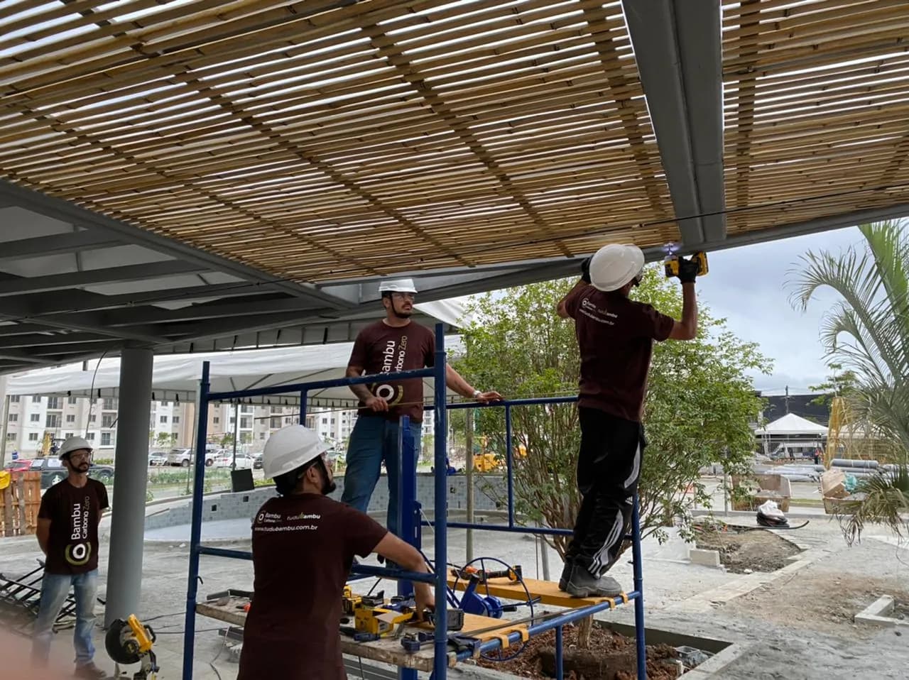 Montagem do forro de bambu sobre andaime no Parcão Multiplan.
