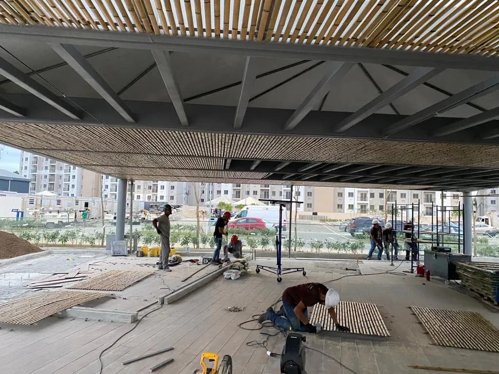 Forro de bambu sobre a praça do Parcão Multiplan, durante a obra.