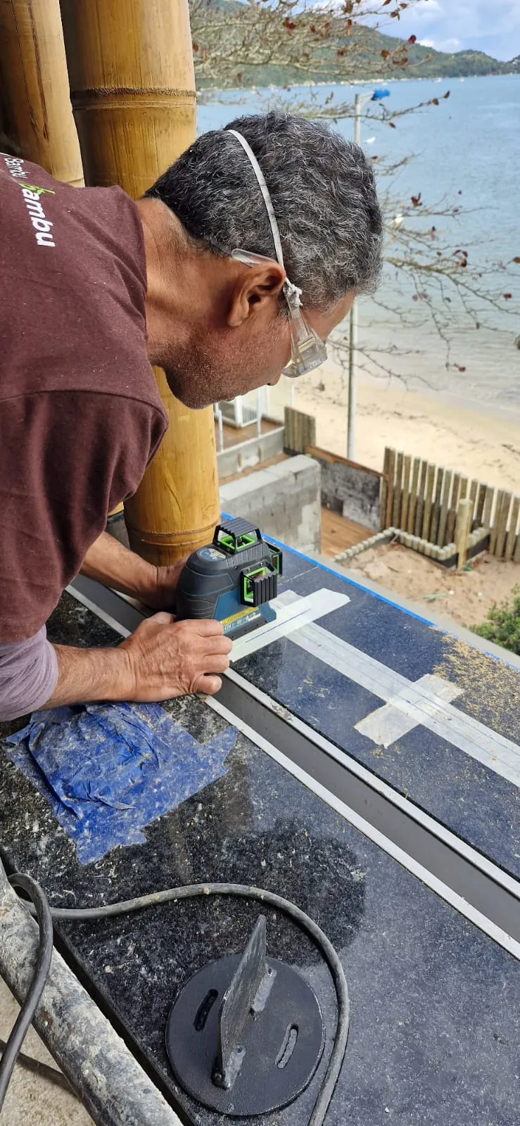 Casa Bombinhas: fachada com brise e revestimento de bambu, registro de obra.