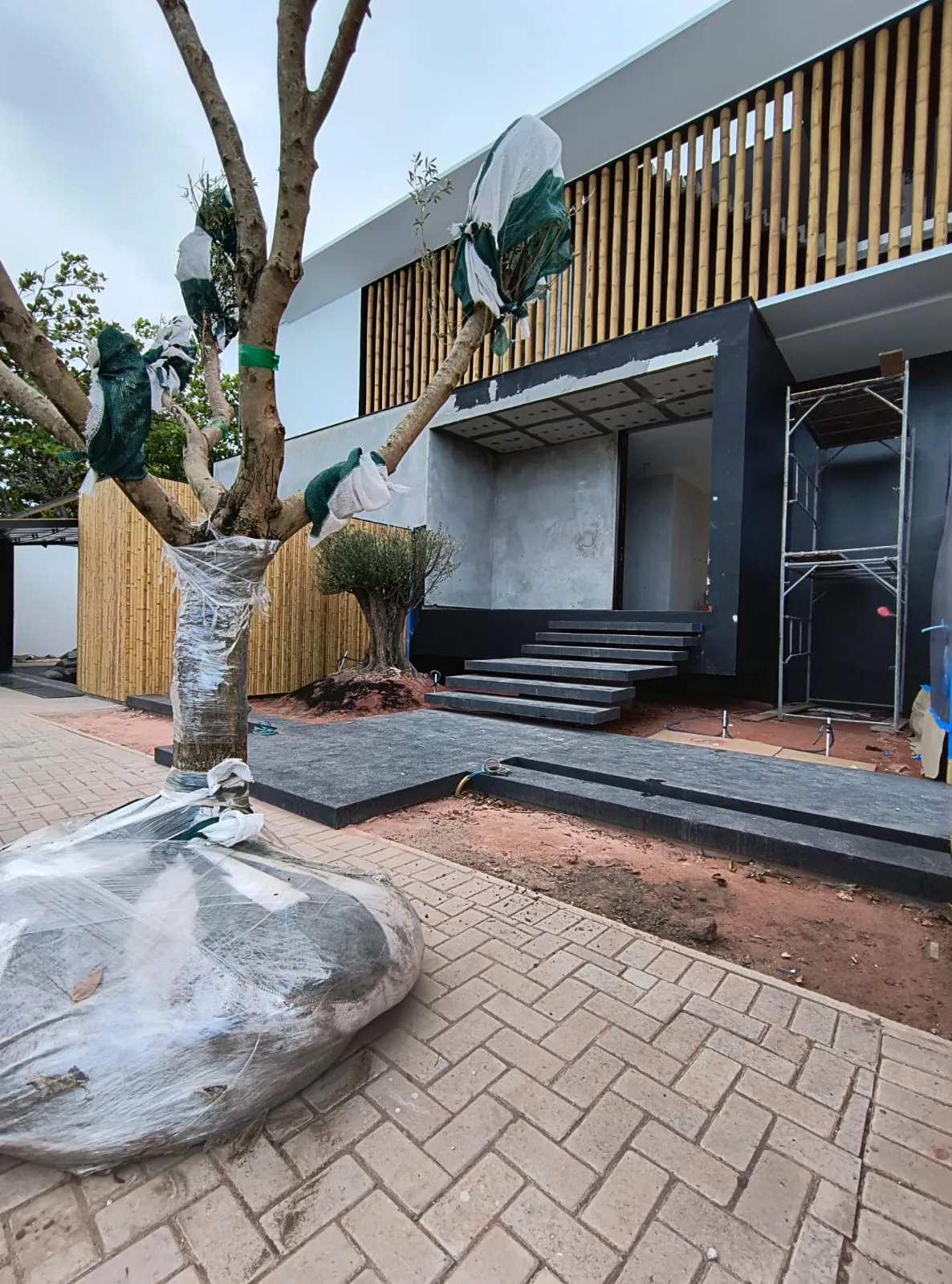 Casa Bombinhas: fachada com brise e revestimento de bambu, registro de obra.