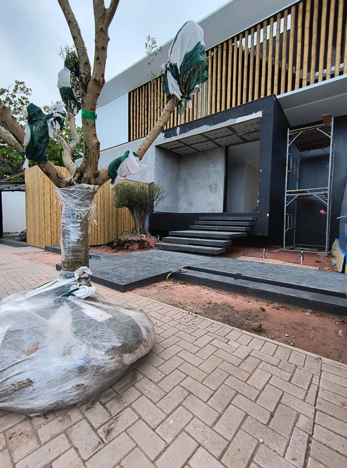 Paisagismo e fechamento de bambu na entrada da Casa Bombinhas, durante a obra.