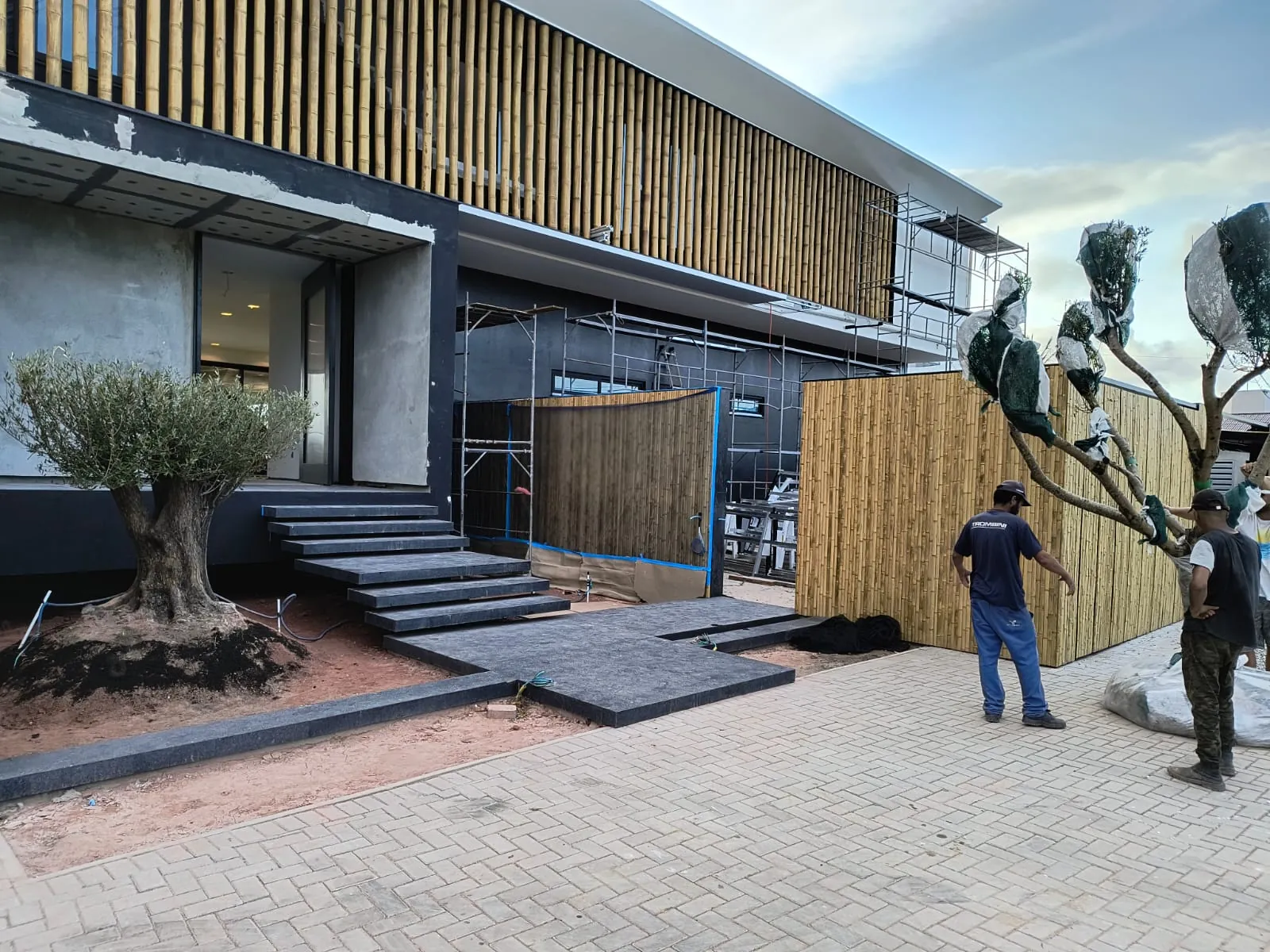 Casa Bombinhas: fachada com brise e revestimento de bambu, registro de obra.