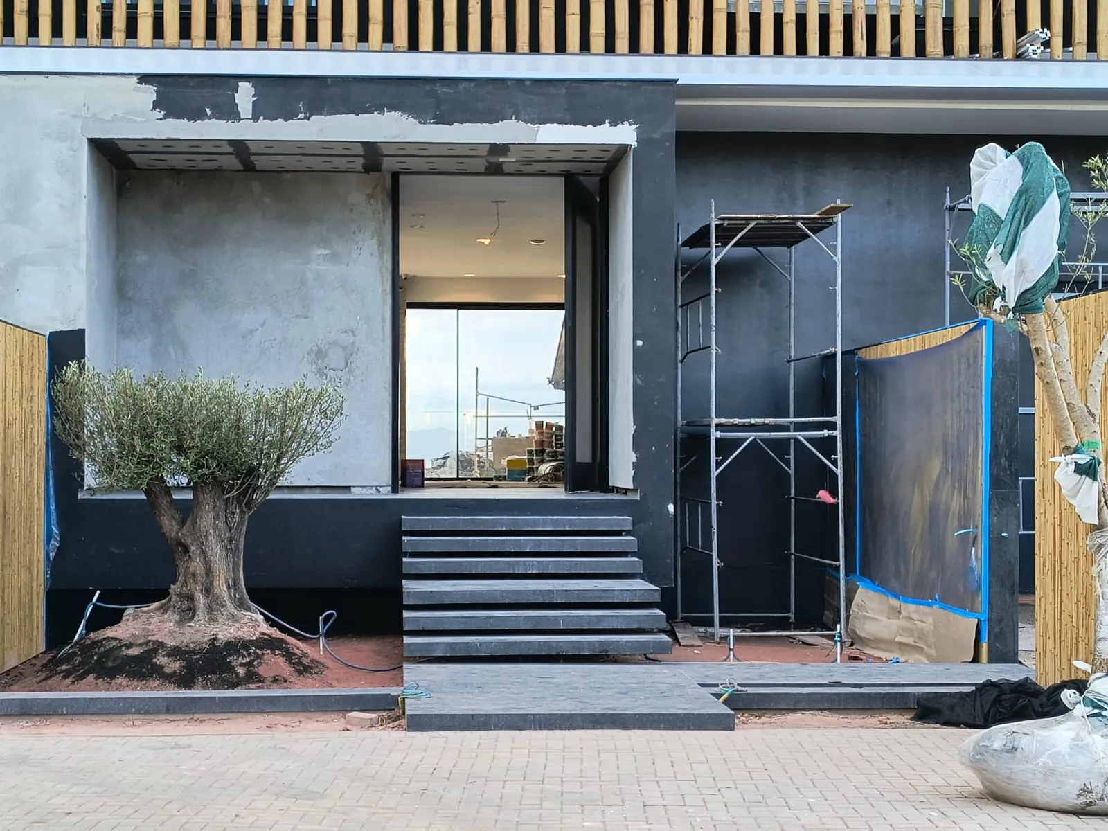 Casa Bombinhas: fachada com brise e revestimento de bambu, registro de obra.