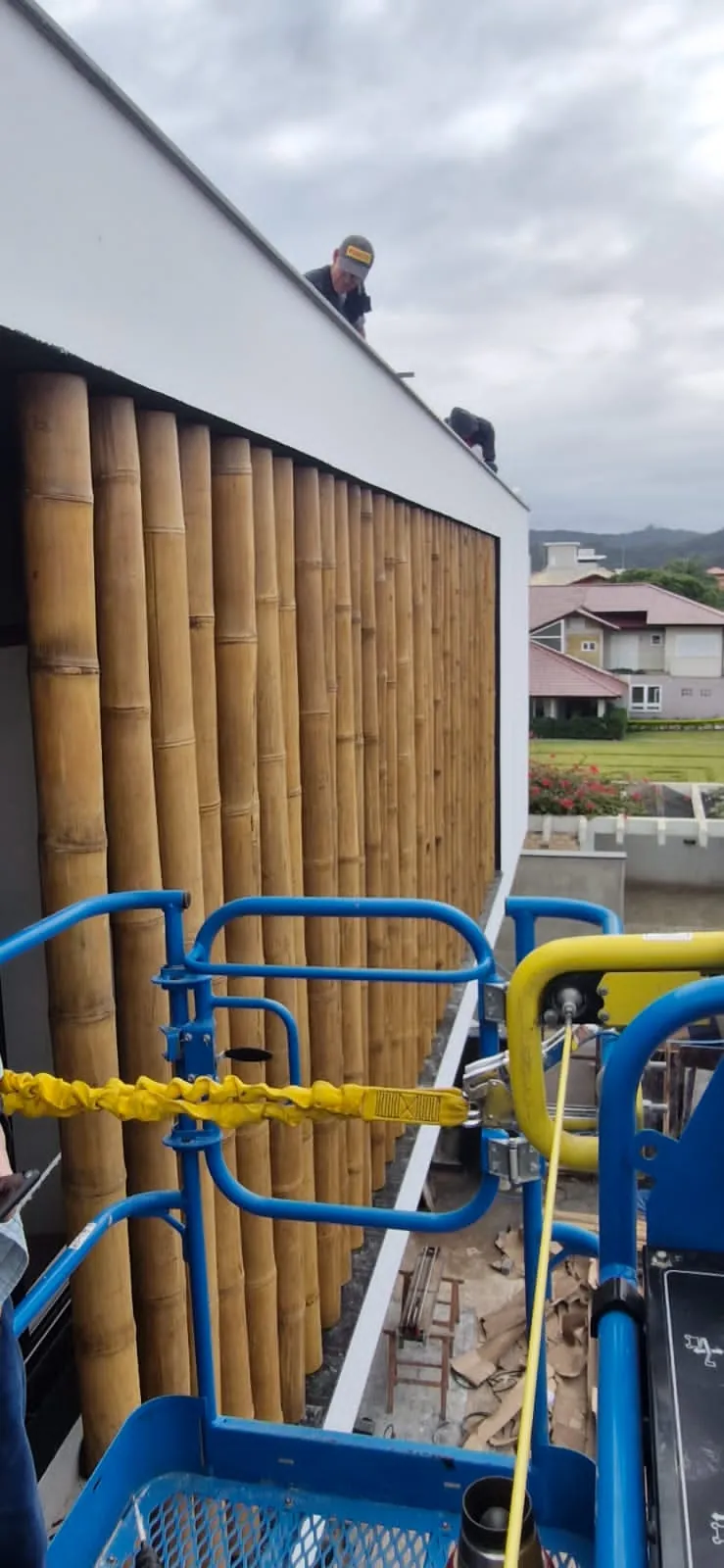 Casa Bombinhas: fachada com brise e revestimento de bambu, registro de obra.