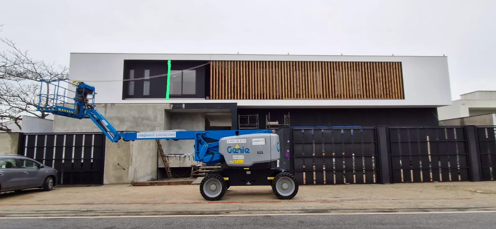 Casa Bombinhas: fachada com brise e revestimento de bambu, registro de obra.