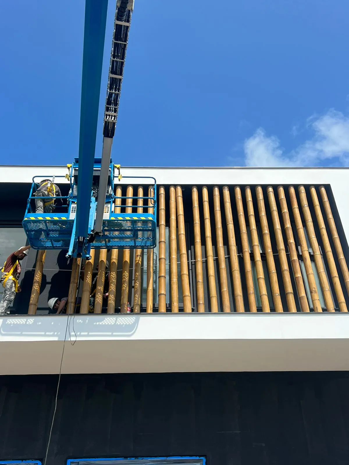 Casa Bombinhas: fachada com brise e revestimento de bambu, registro de obra.