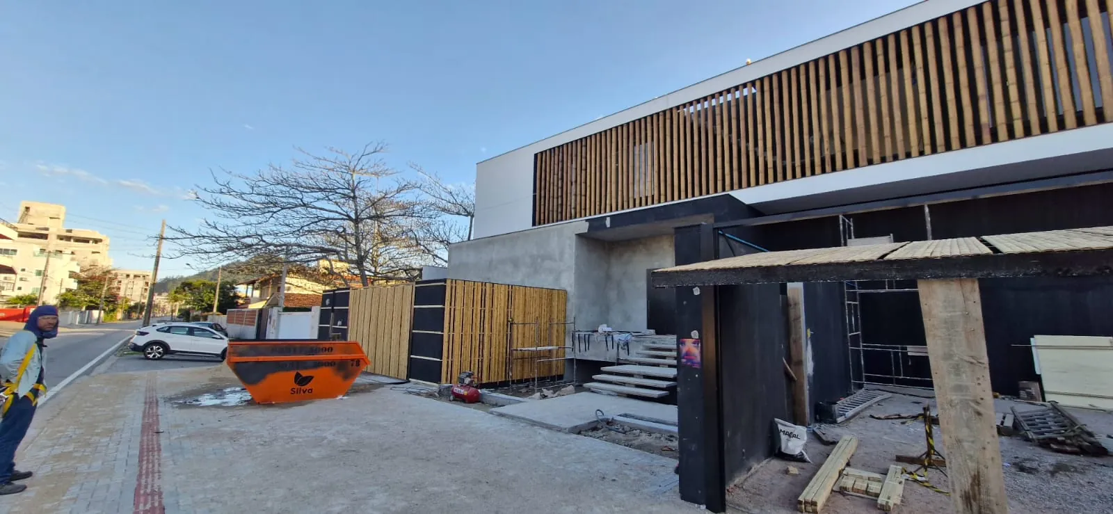 Casa Bombinhas: fachada com brise e revestimento de bambu, registro de obra.