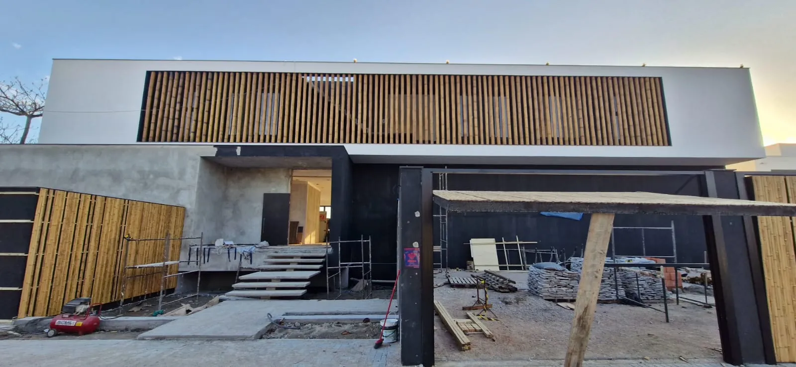 Casa Bombinhas: fachada com brise e revestimento de bambu, registro de obra.