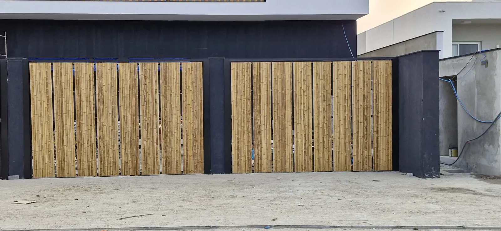 Casa Bombinhas: fachada com brise e revestimento de bambu, registro de obra.