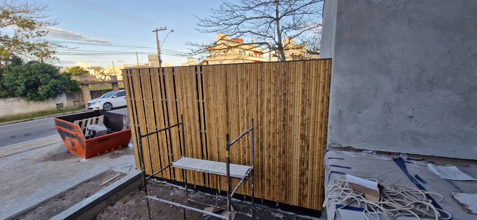 Casa Bombinhas: fachada com brise e revestimento de bambu, registro de obra.