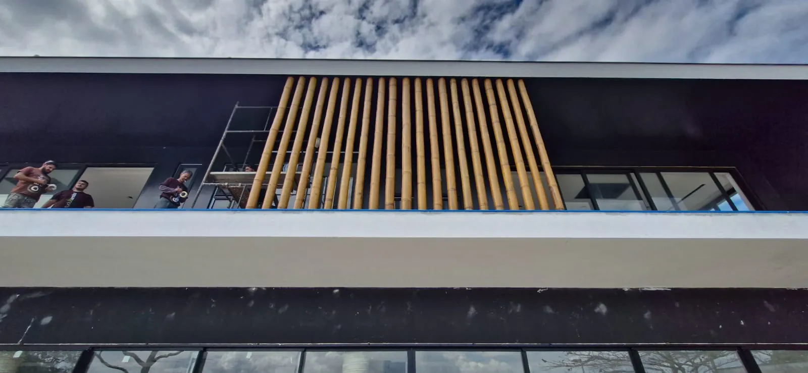 Casa Bombinhas: fachada com brise e revestimento de bambu, registro de obra.