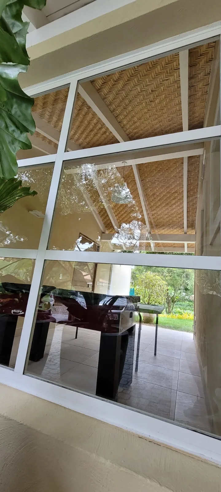 Forro de bambu da Casa Iporanga visto a partir do ambiente envidraçado.