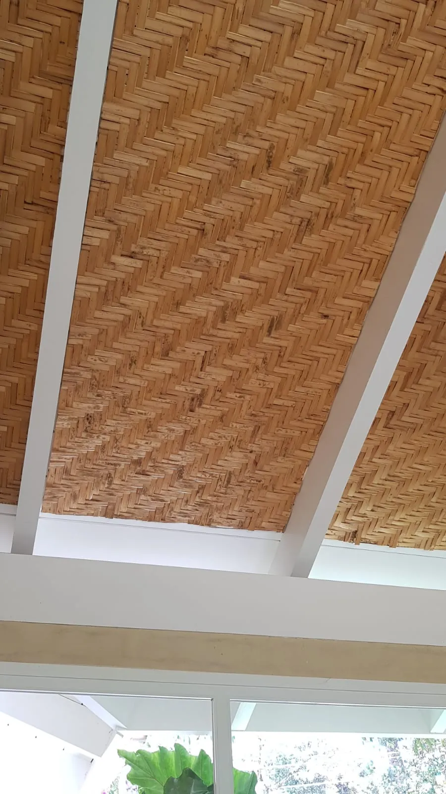 Detalhe da trama de bambu em espinha-de-peixe do forro da Casa Iporanga.