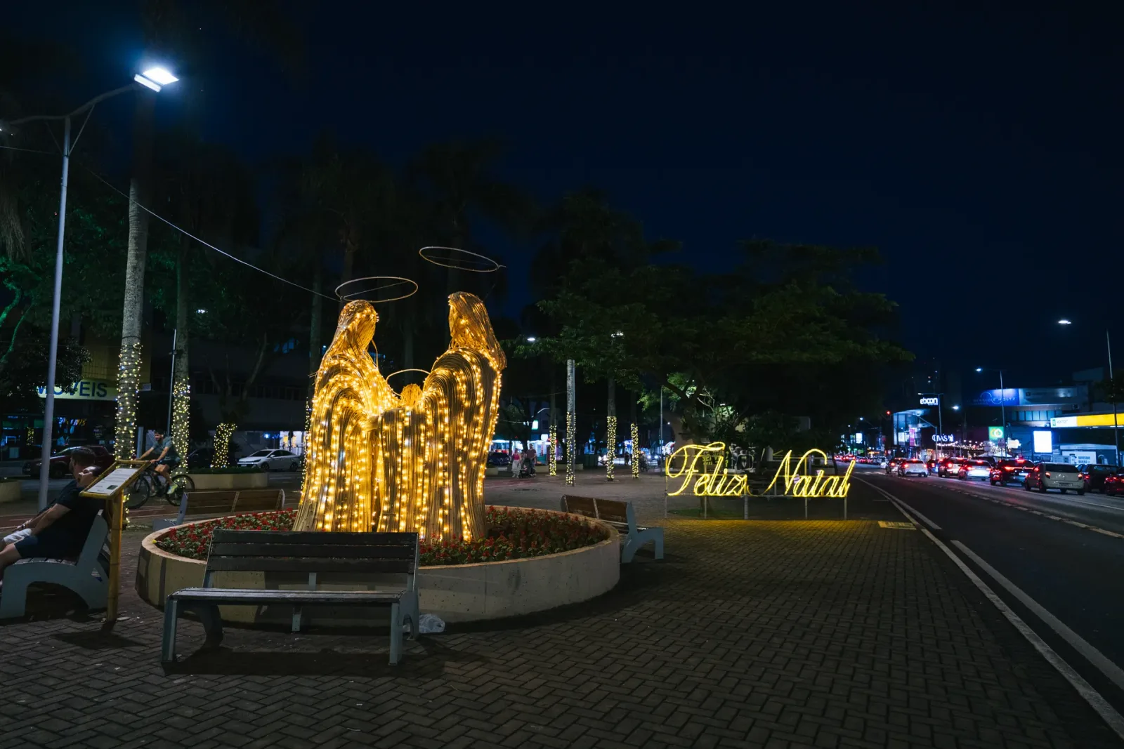 Sagrada Família cenográfica em bambu iluminado — Natal dos Pioneiros — Cascavel 2025.