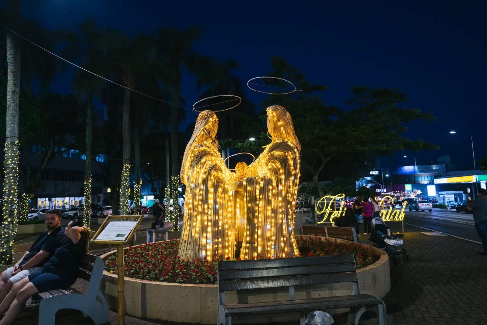 Sagrada Família cenográfica em bambu iluminado — Natal dos Pioneiros — Cascavel 2025.