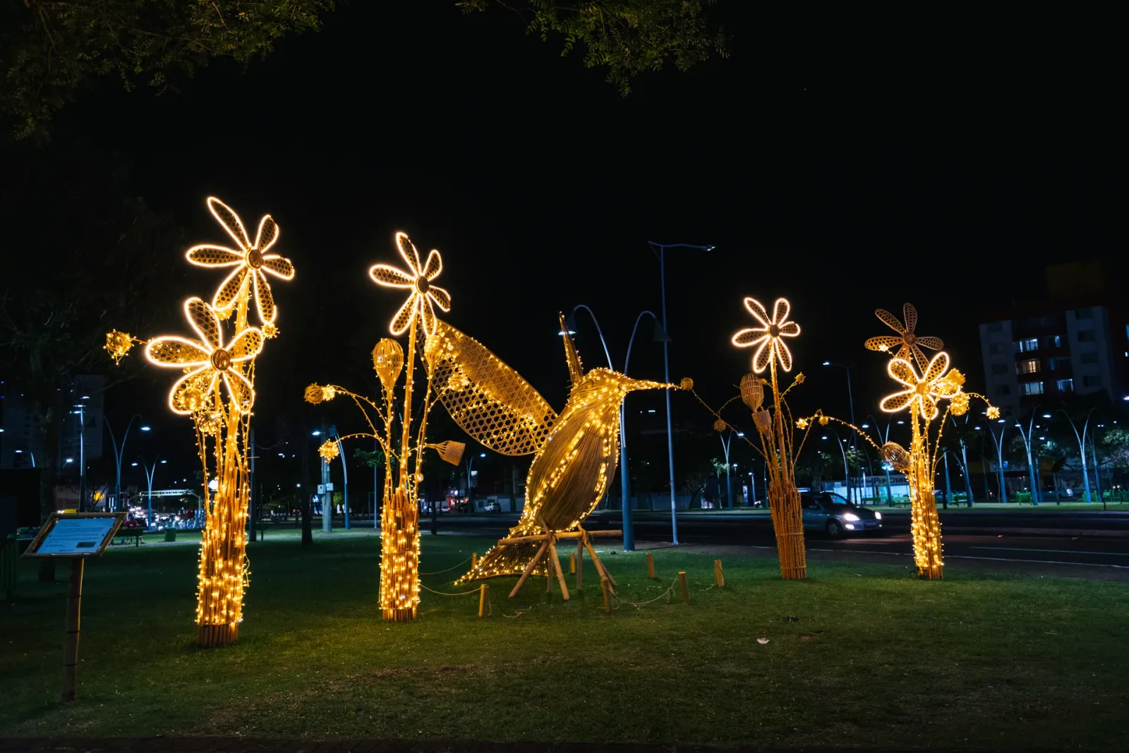 Jardim e beija-flor cenográficos em bambu — Natal dos Pioneiros — Cascavel 2025.