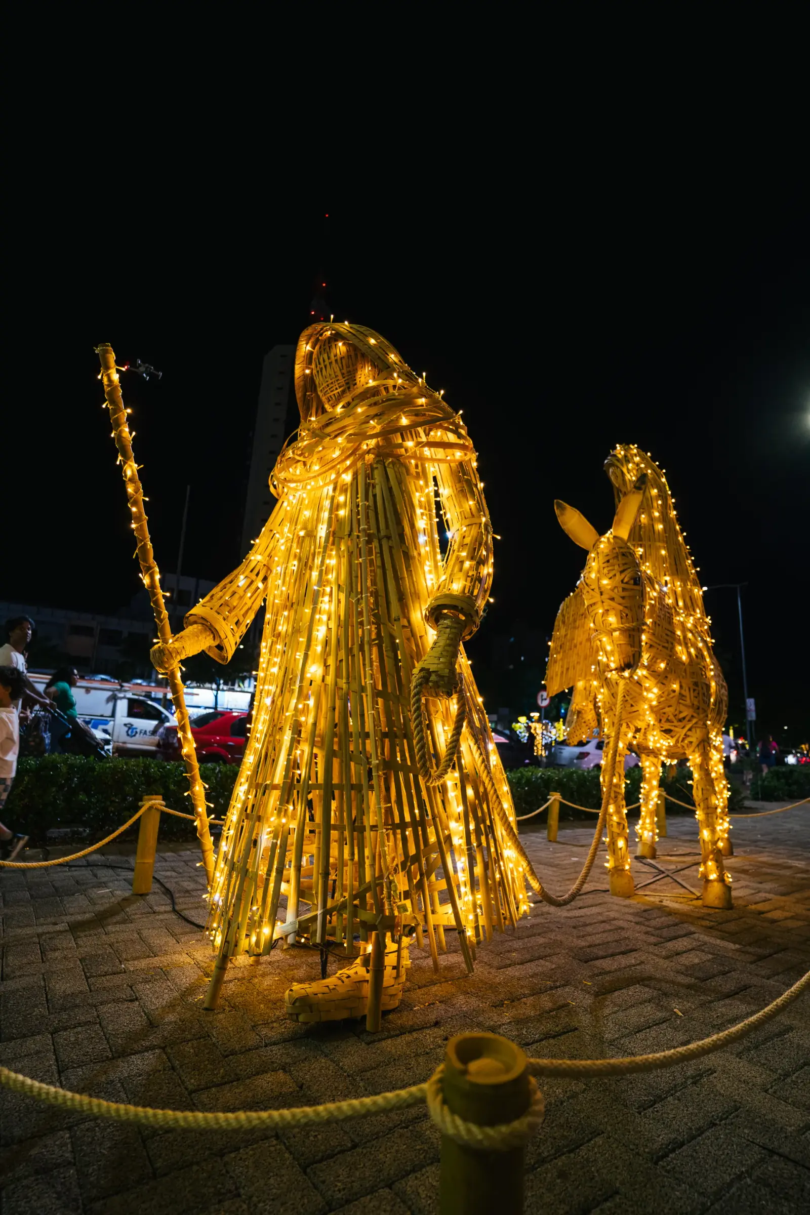Cena de São José, Maria e o burrinho em bambu — Natal dos Pioneiros — Cascavel 2025.