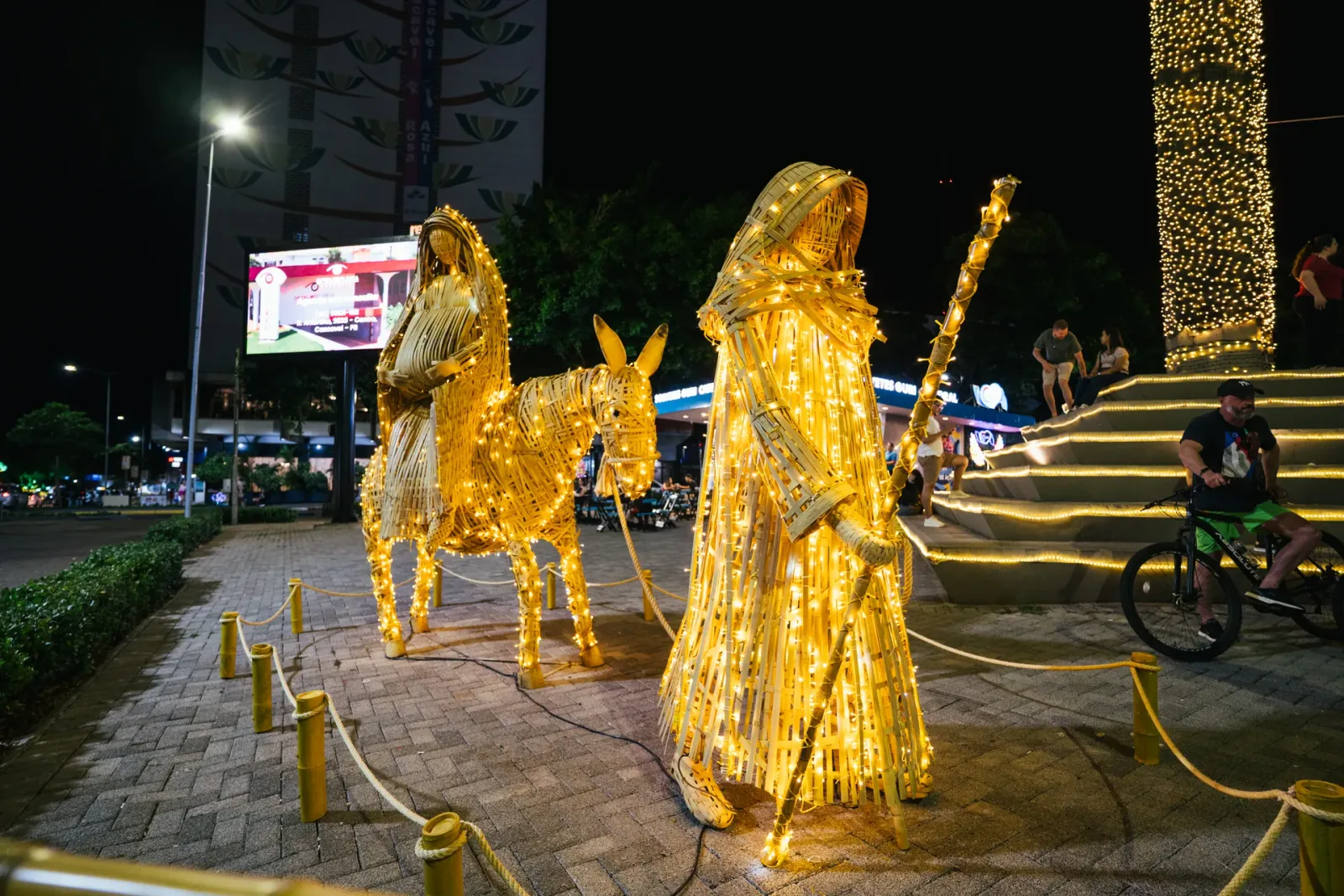 Cena de São José, Maria e o burrinho em bambu — Natal dos Pioneiros — Cascavel 2025.