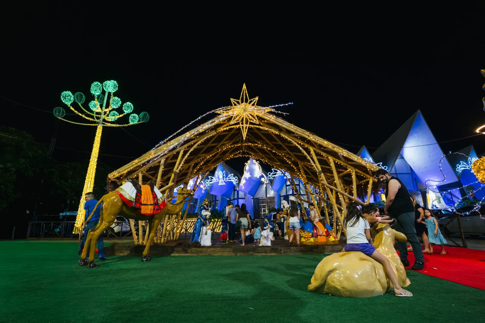 Presépio cenográfico em bambu — Natal dos Pioneiros — Cascavel 2025.