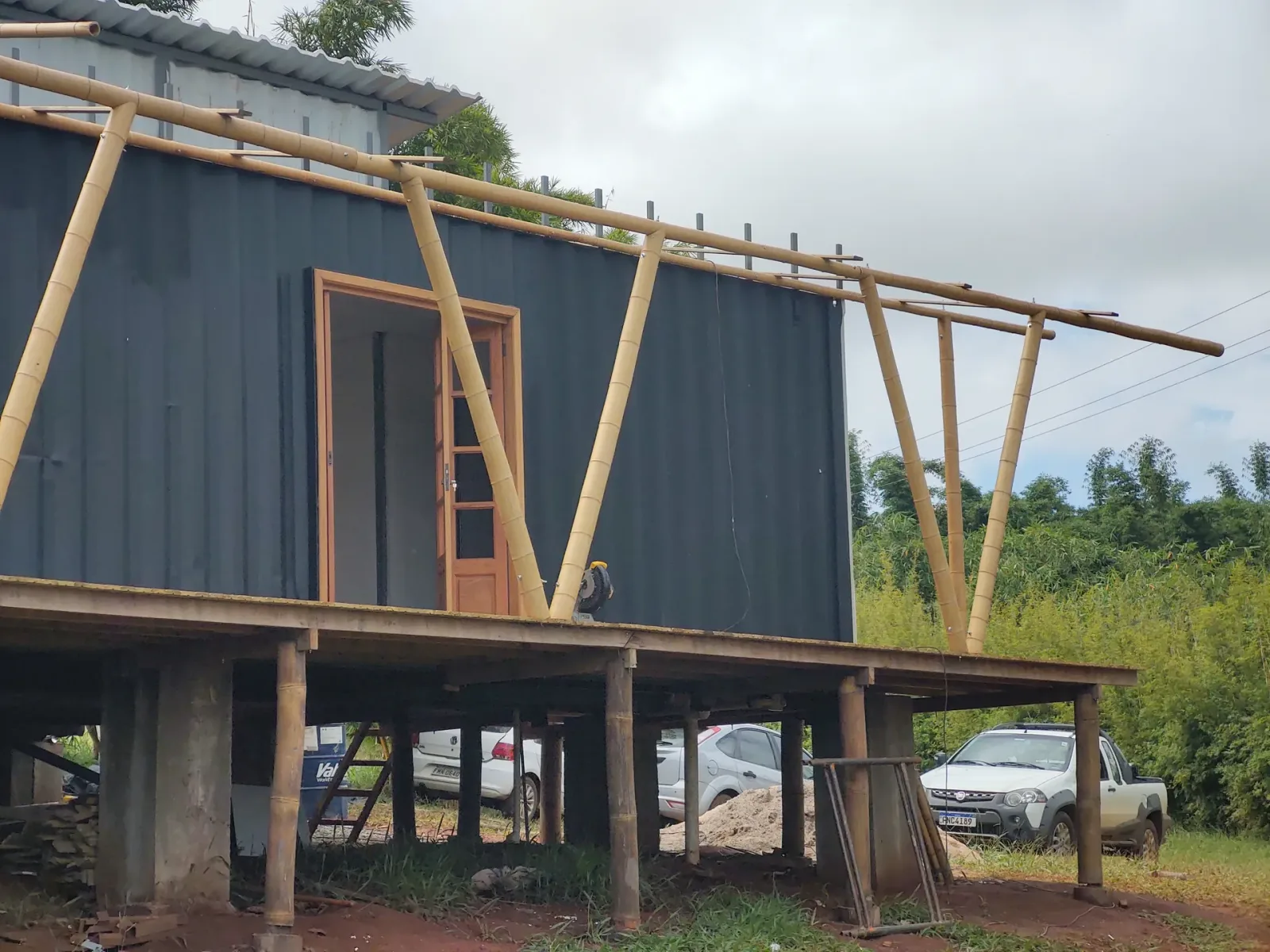 Construção do protótipo EcoCasa: contêiner marítimo integrado a estrutura de bambu, Pardinho/SP.