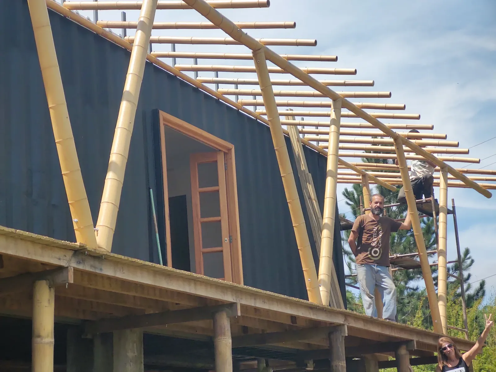 Construção do protótipo EcoCasa: contêiner marítimo integrado a estrutura de bambu, Pardinho/SP.