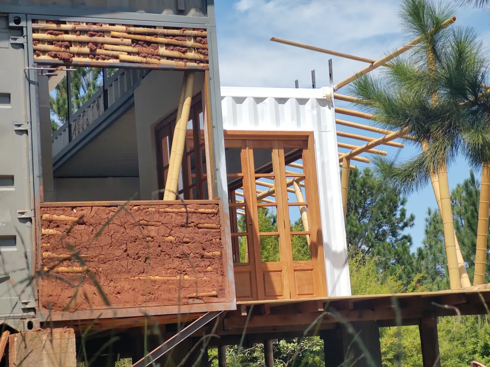 Construção do protótipo EcoCasa: contêiner marítimo integrado a estrutura de bambu, Pardinho/SP.