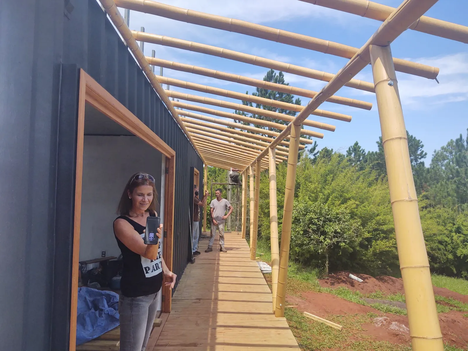 Construção do protótipo EcoCasa: contêiner marítimo integrado a estrutura de bambu, Pardinho/SP.