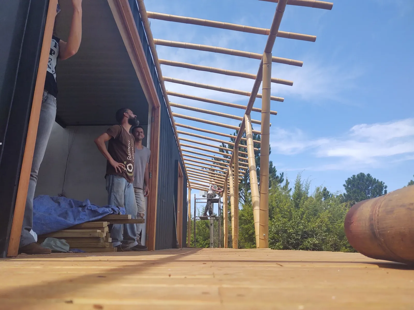 Construção do protótipo EcoCasa: contêiner marítimo integrado a estrutura de bambu, Pardinho/SP.