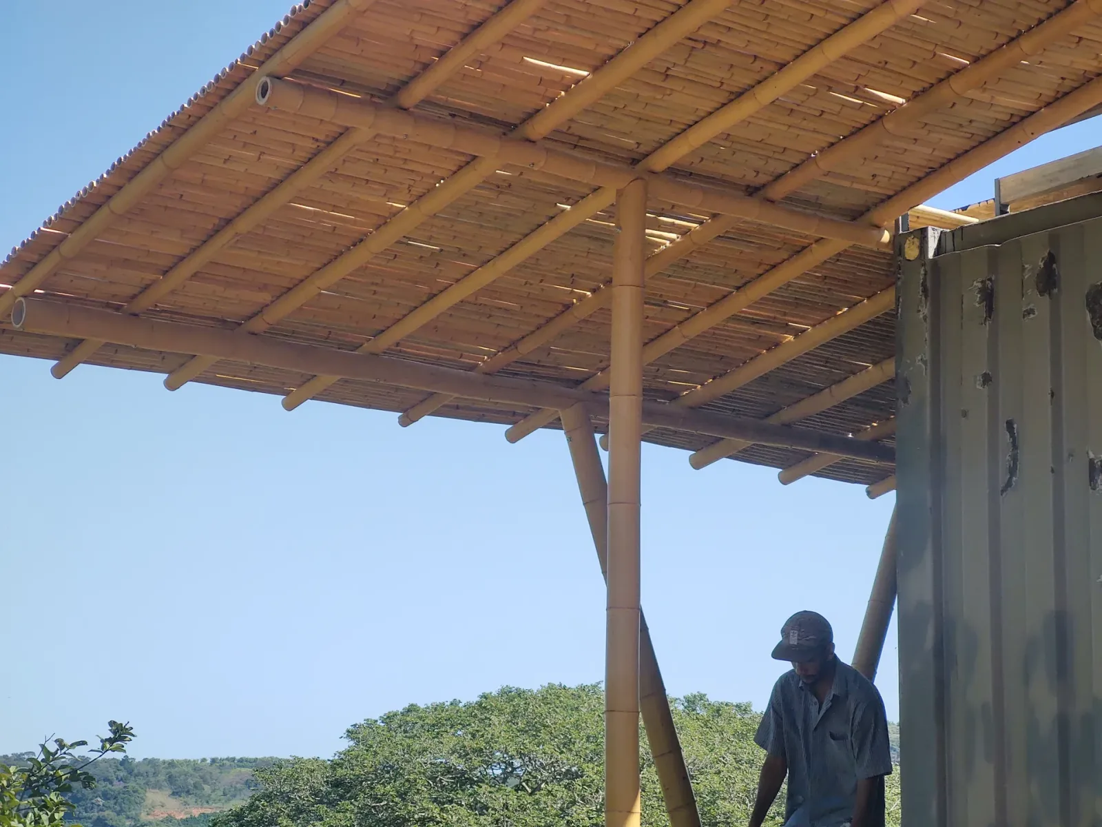 Construção do protótipo EcoCasa: contêiner marítimo integrado a estrutura de bambu, Pardinho/SP.