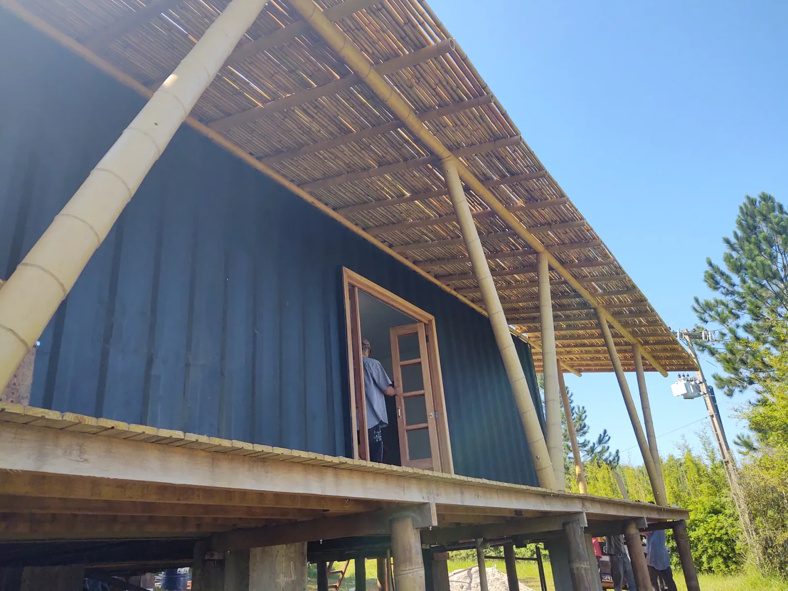 Construção do protótipo EcoCasa: contêiner marítimo integrado a estrutura de bambu, Pardinho/SP.