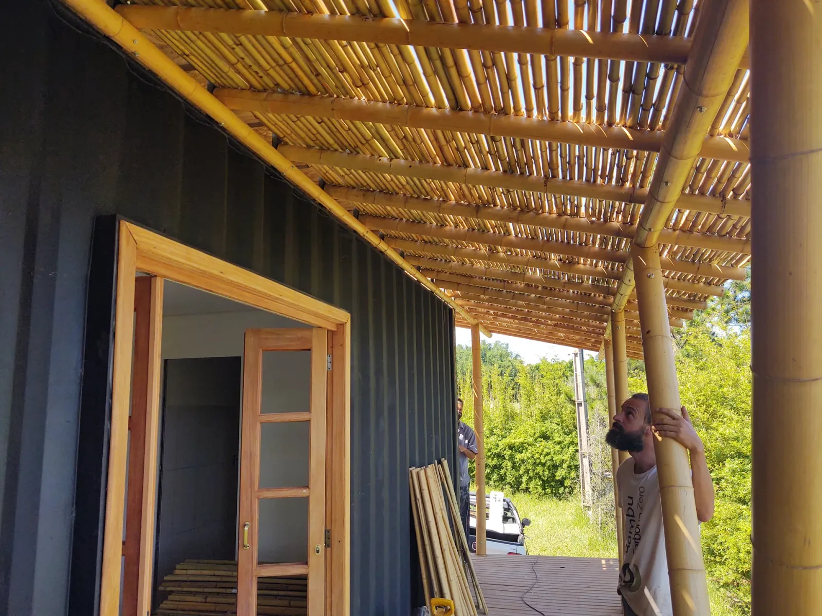 Construção do protótipo EcoCasa: contêiner marítimo integrado a estrutura de bambu, Pardinho/SP.
