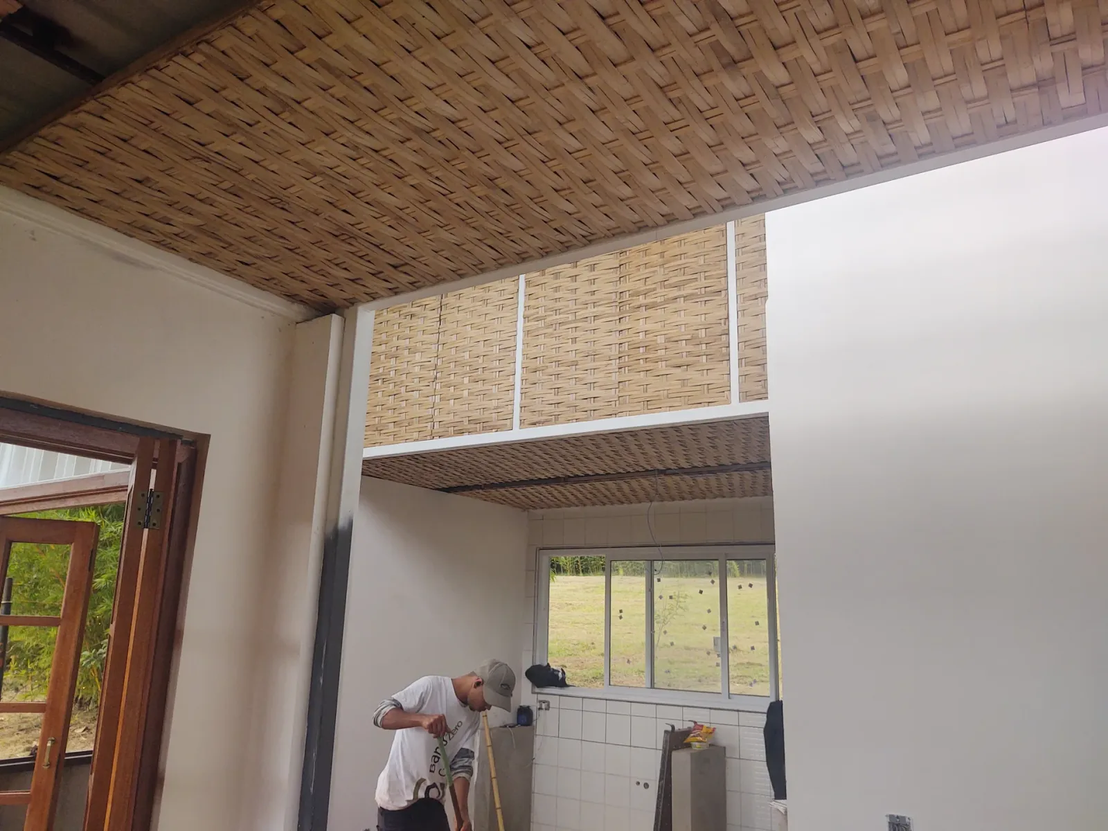 Acabamento interno com forro de esteira de bambu e mezanino integrados ao contêiner, EcoCasa.