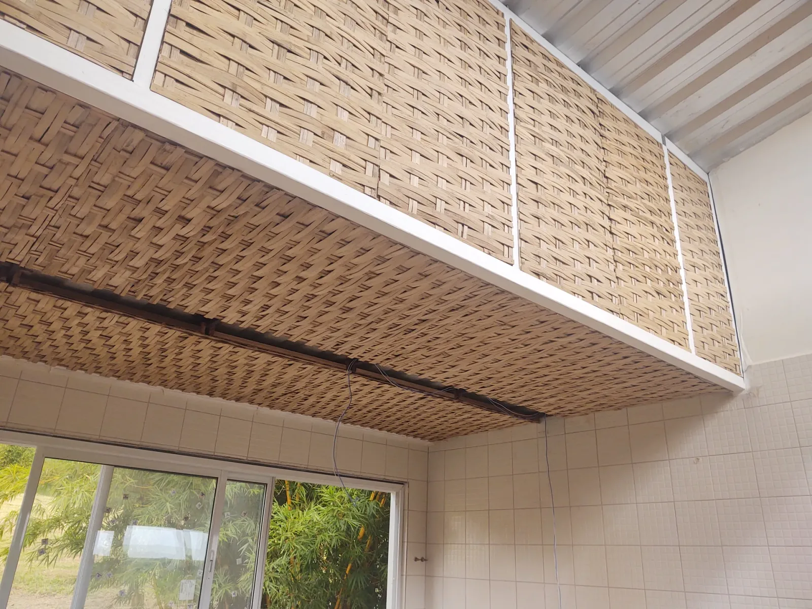 Construção do protótipo EcoCasa: contêiner marítimo integrado a estrutura de bambu, Pardinho/SP.