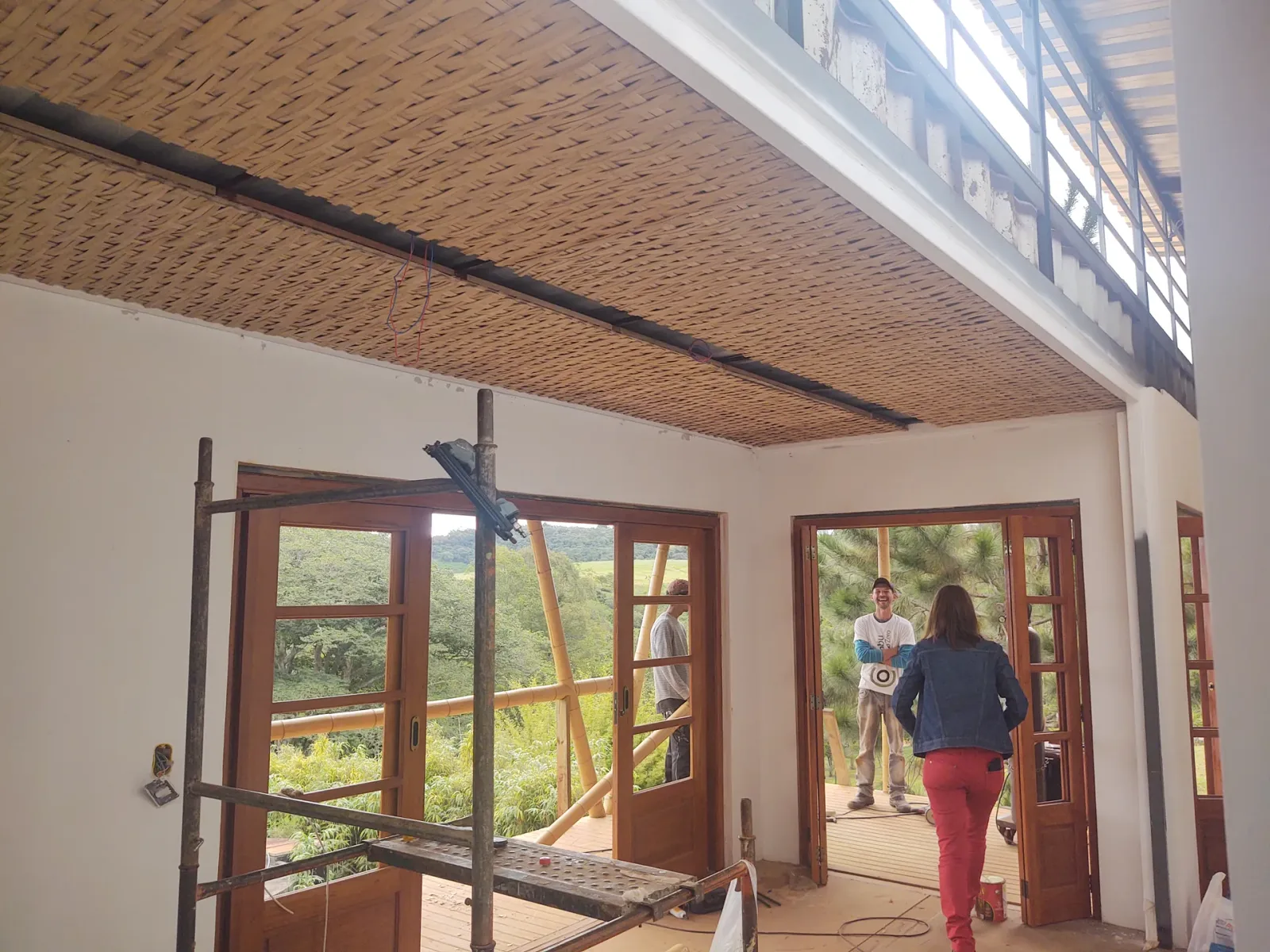Construção do protótipo EcoCasa: contêiner marítimo integrado a estrutura de bambu, Pardinho/SP.