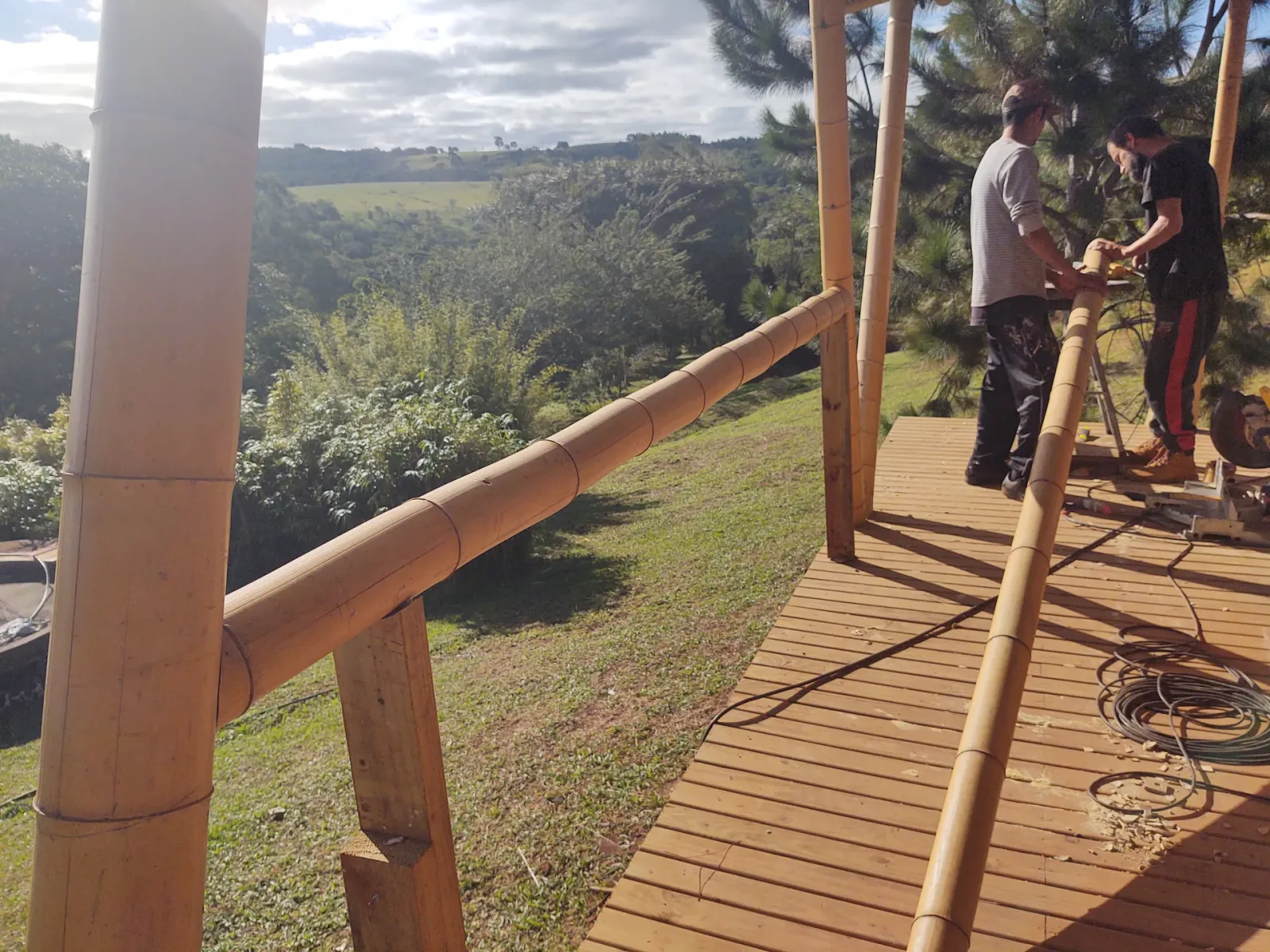Construção do protótipo EcoCasa: contêiner marítimo integrado a estrutura de bambu, Pardinho/SP.
