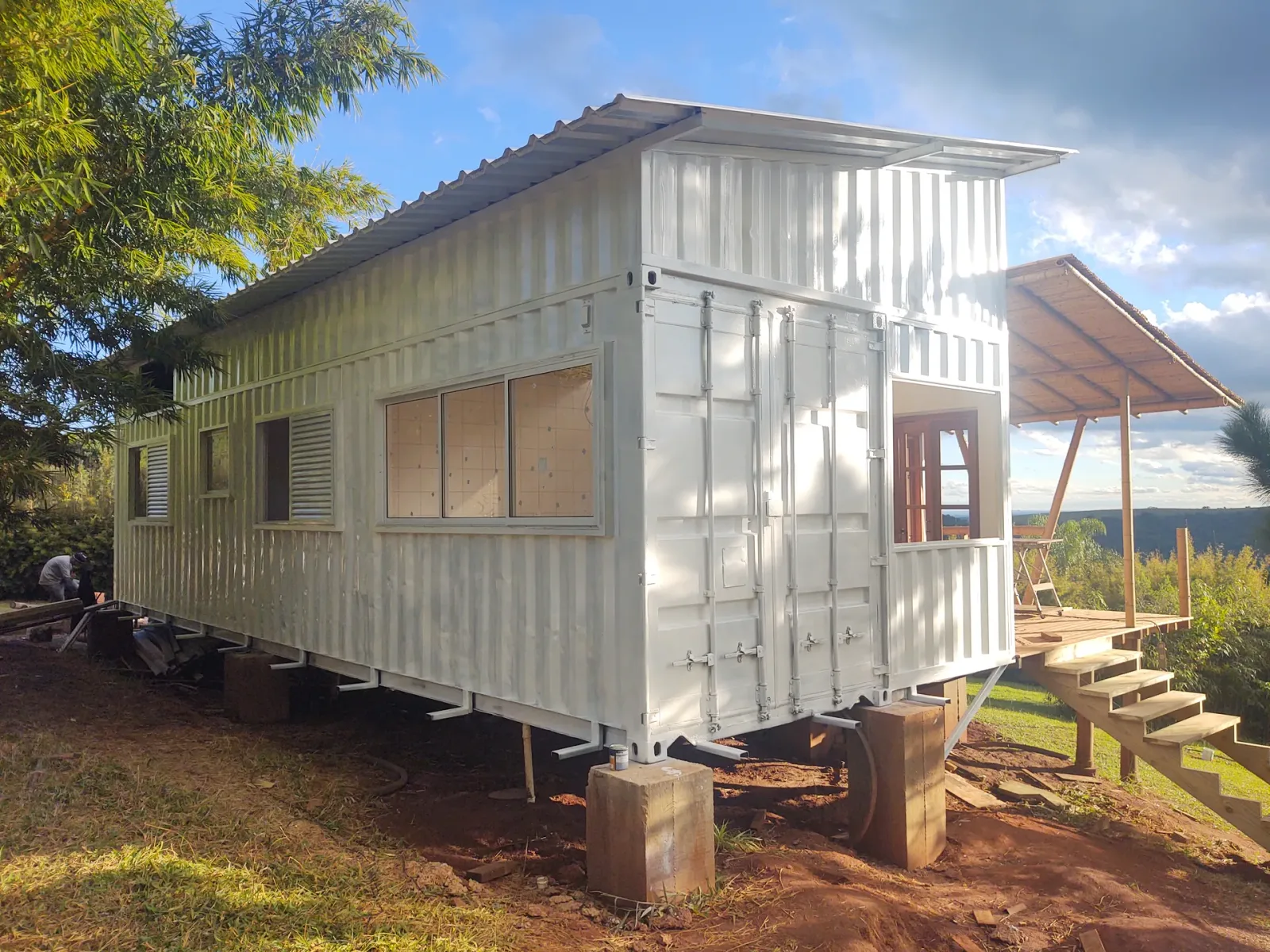 Construção do protótipo EcoCasa: contêiner marítimo integrado a estrutura de bambu, Pardinho/SP.