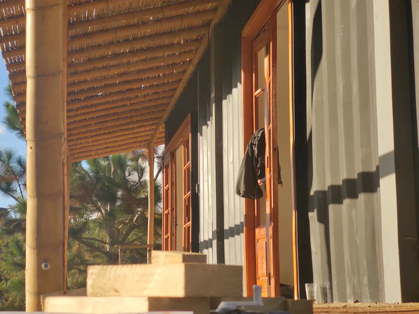 Construção do protótipo EcoCasa: contêiner marítimo integrado a estrutura de bambu, Pardinho/SP.