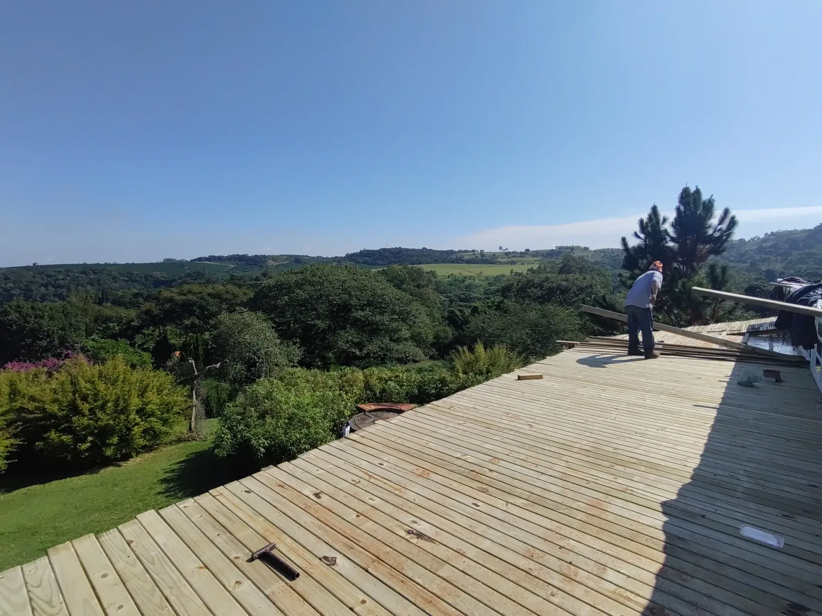Construção do protótipo EcoCasa: contêiner marítimo integrado a estrutura de bambu, Pardinho/SP.