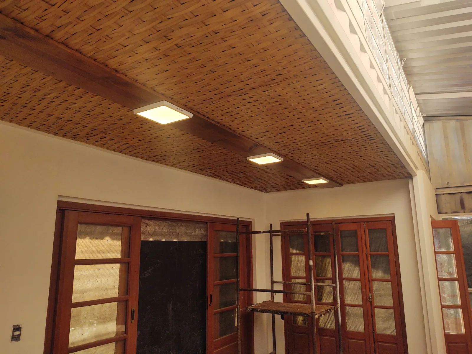 Construção do protótipo EcoCasa: contêiner marítimo integrado a estrutura de bambu, Pardinho/SP.