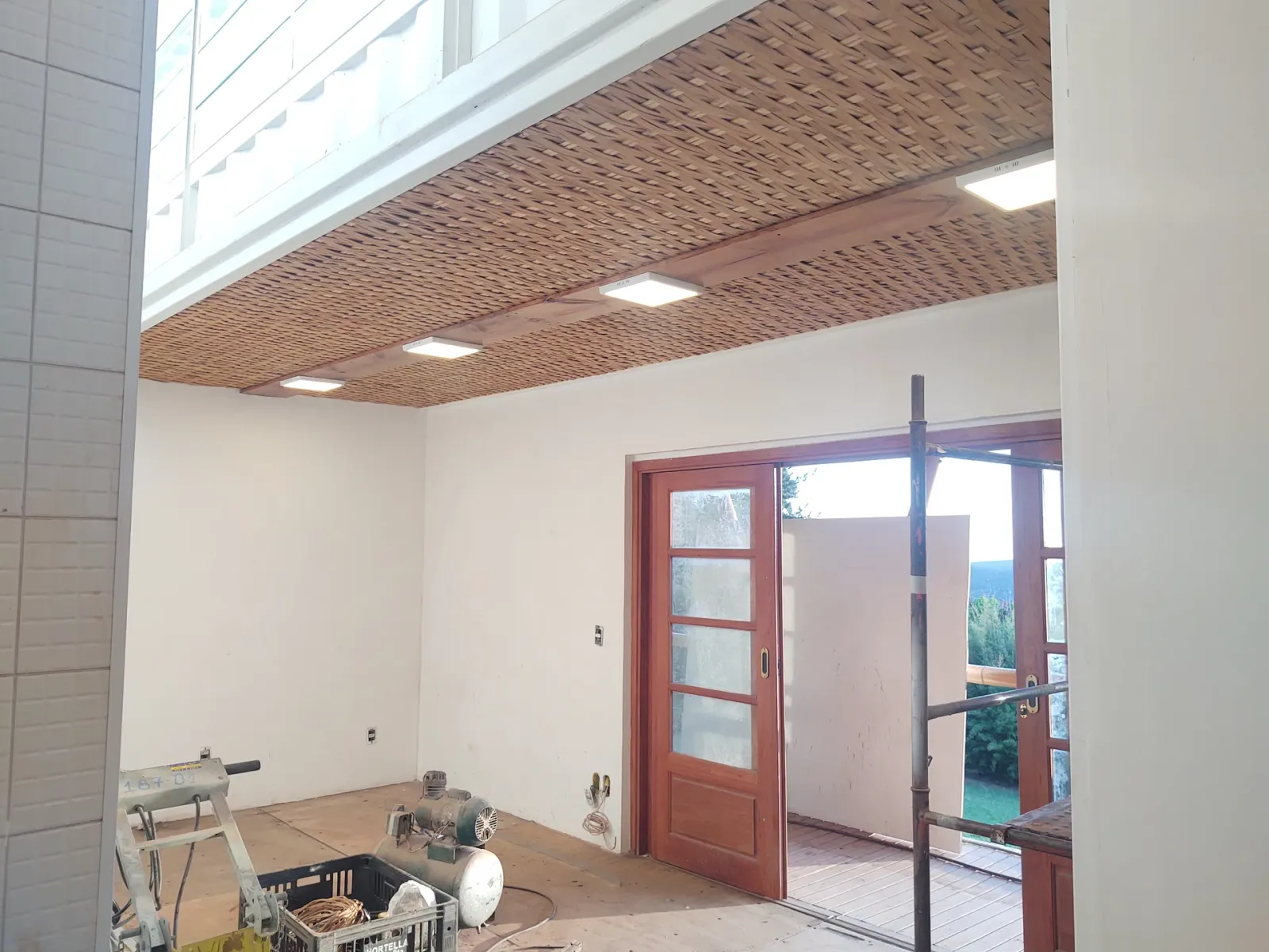 Forro de bambu trançado e caixilharia de madeira no interior do protótipo EcoCasa.