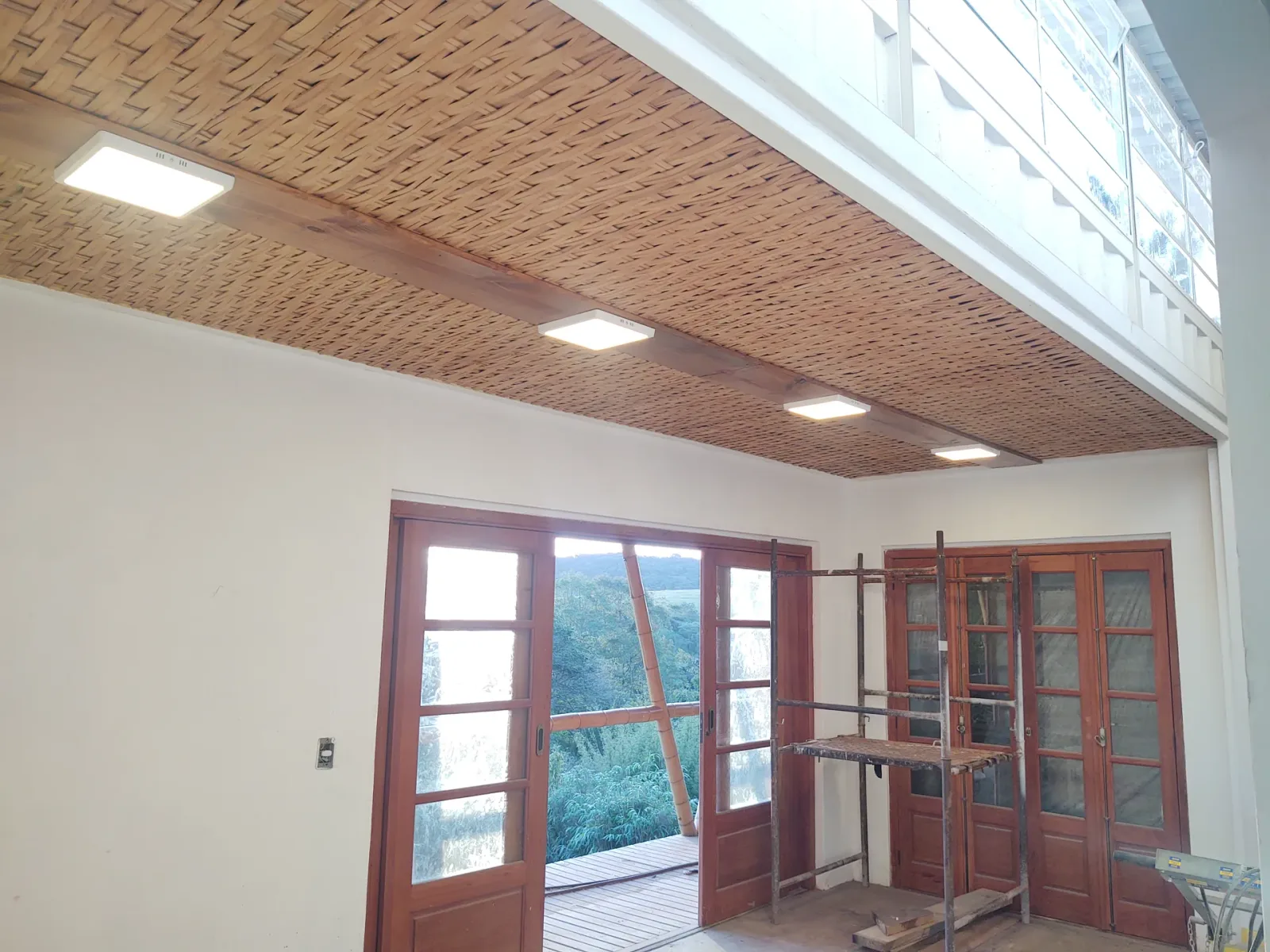 Construção do protótipo EcoCasa: contêiner marítimo integrado a estrutura de bambu, Pardinho/SP.