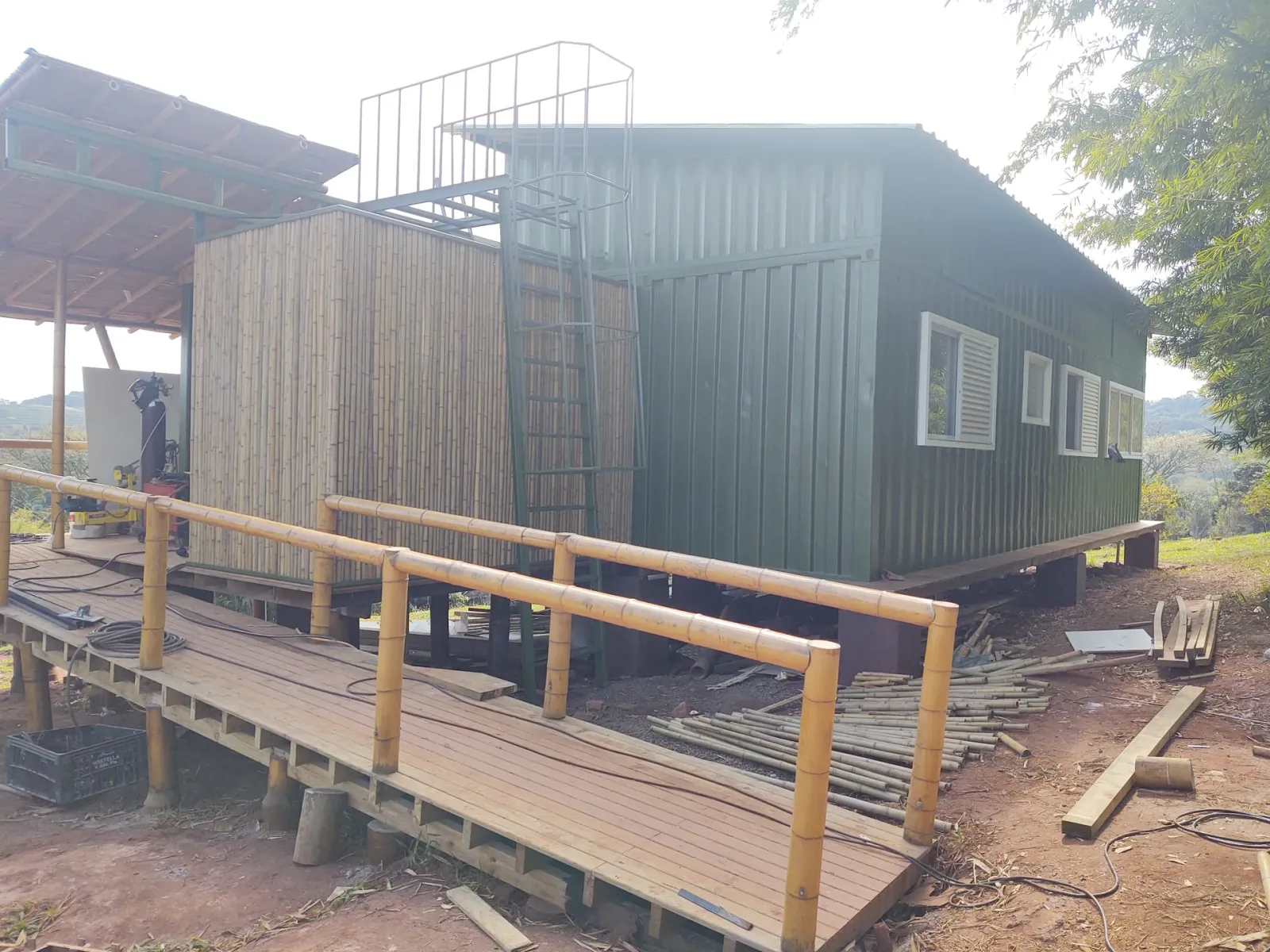 Construção do protótipo EcoCasa: contêiner marítimo integrado a estrutura de bambu, Pardinho/SP.