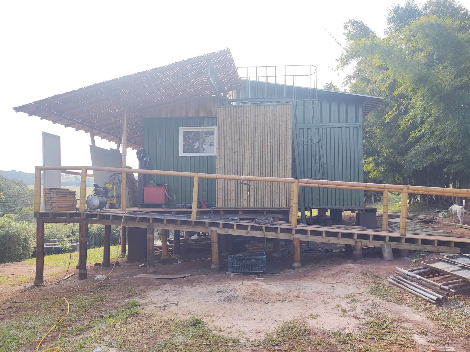 Construção do protótipo EcoCasa: contêiner marítimo integrado a estrutura de bambu, Pardinho/SP.