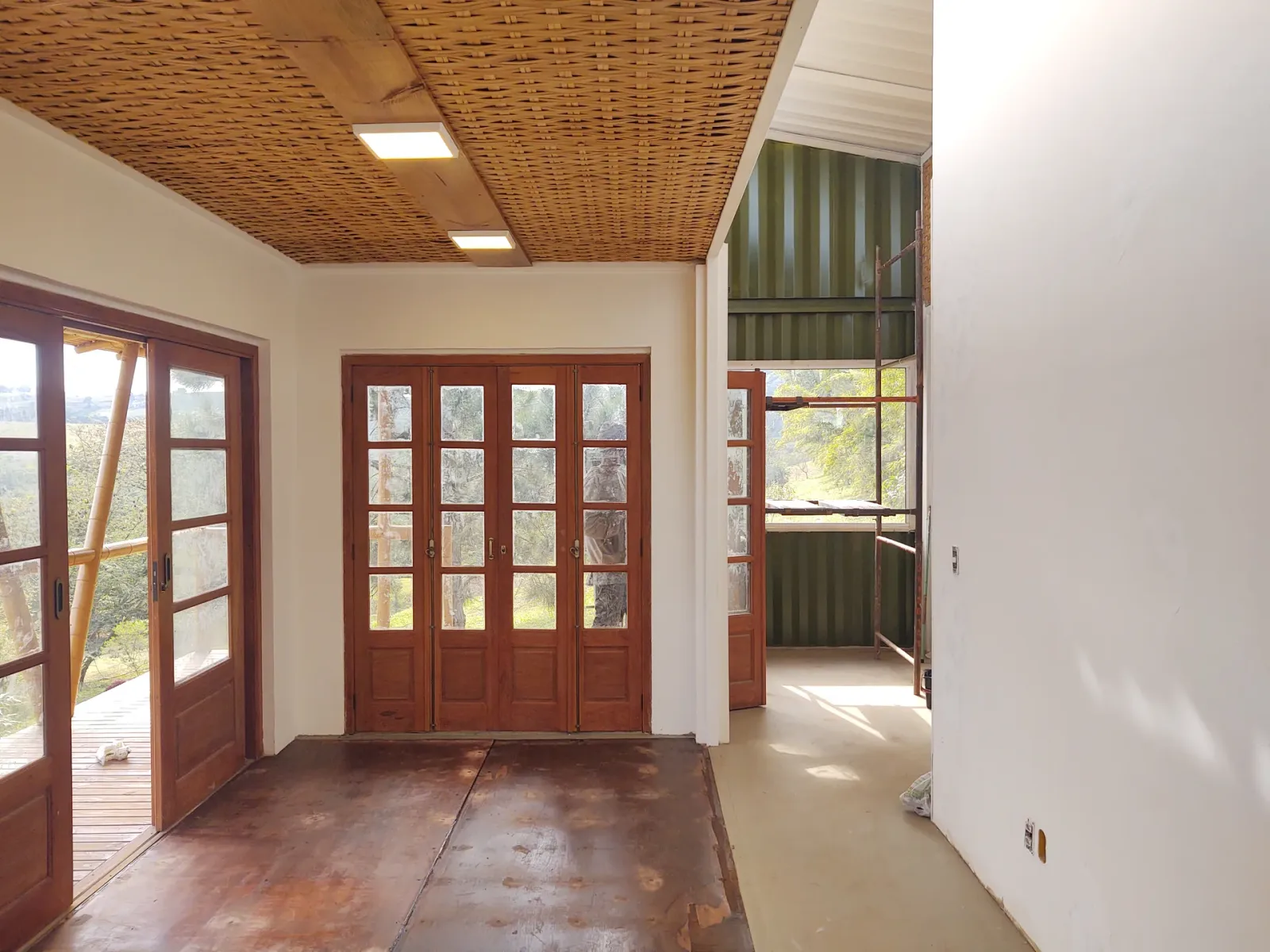 Construção do protótipo EcoCasa: contêiner marítimo integrado a estrutura de bambu, Pardinho/SP.