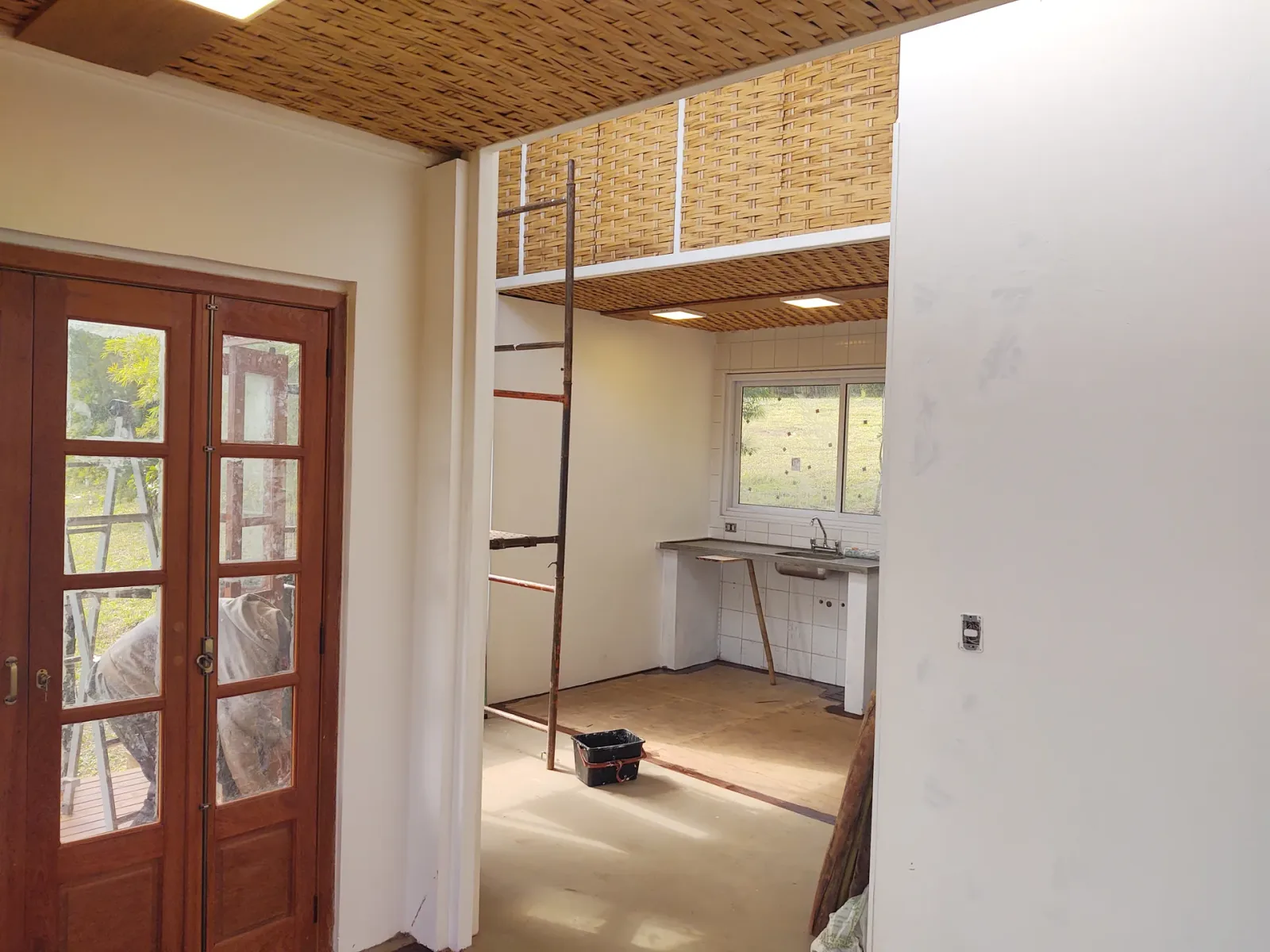 Construção do protótipo EcoCasa: contêiner marítimo integrado a estrutura de bambu, Pardinho/SP.