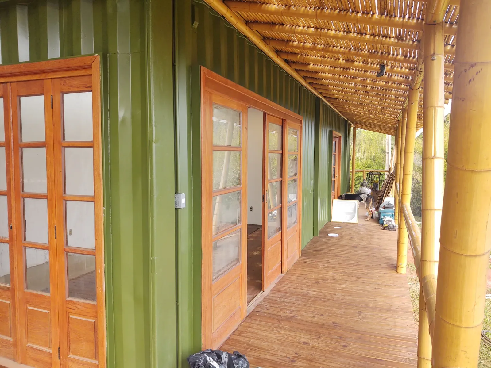 Construção do protótipo EcoCasa: contêiner marítimo integrado a estrutura de bambu, Pardinho/SP.