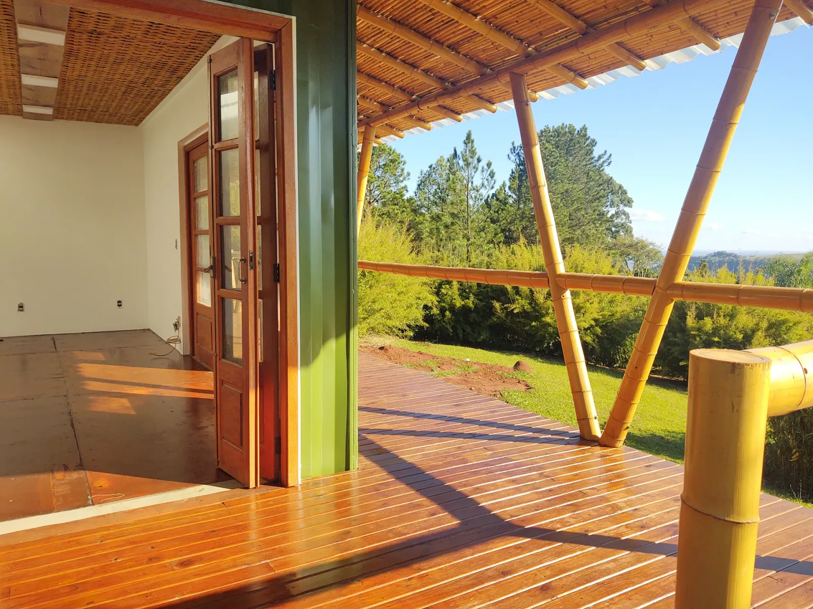 Construção do protótipo EcoCasa: contêiner marítimo integrado a estrutura de bambu, Pardinho/SP.