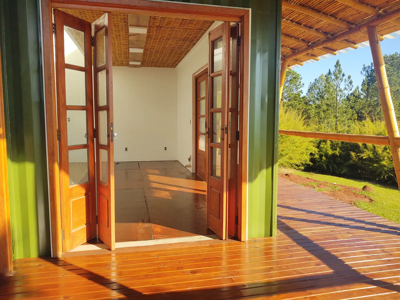 Construção do protótipo EcoCasa: contêiner marítimo integrado a estrutura de bambu, Pardinho/SP.