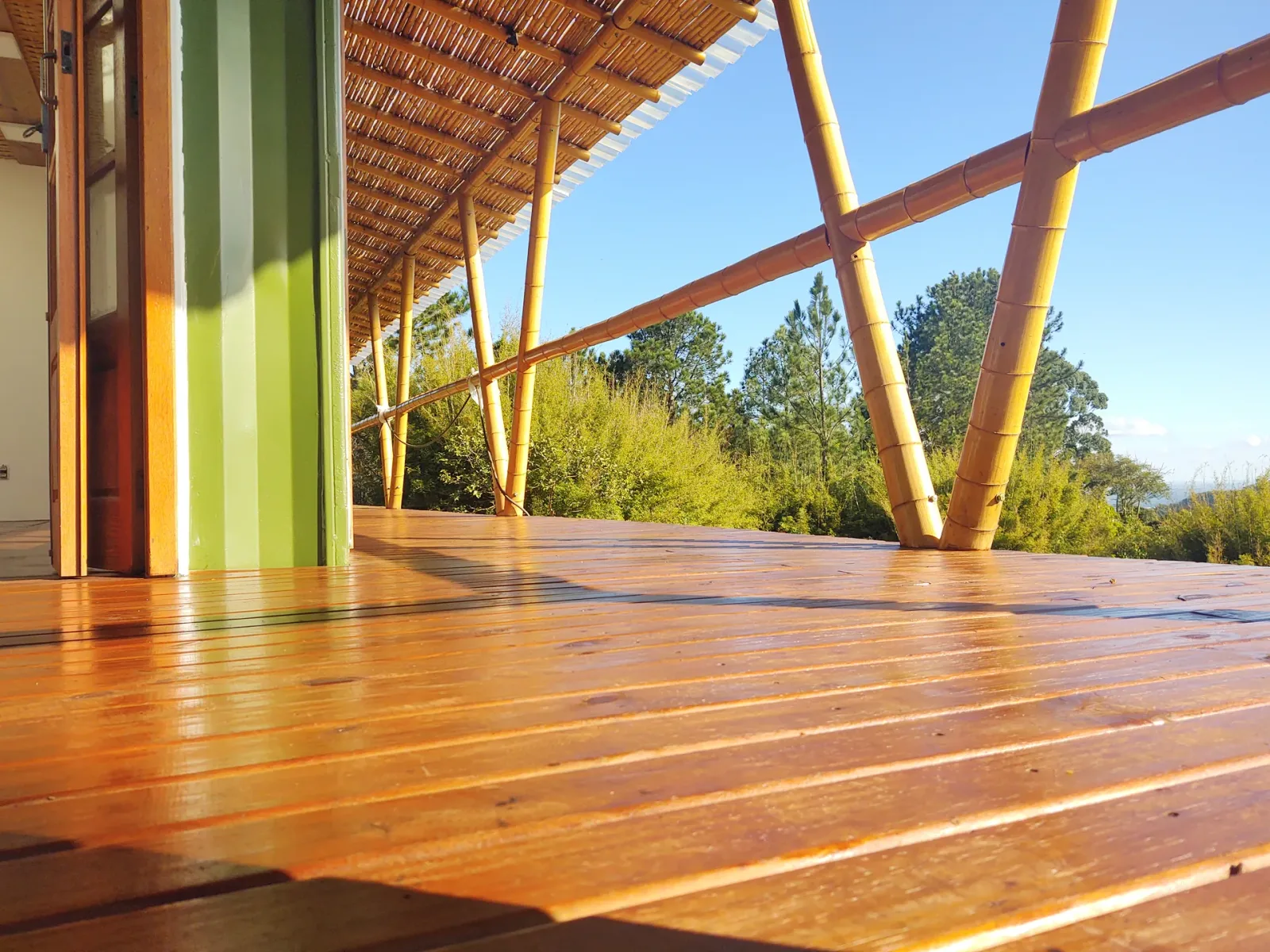 Construção do protótipo EcoCasa: contêiner marítimo integrado a estrutura de bambu, Pardinho/SP.